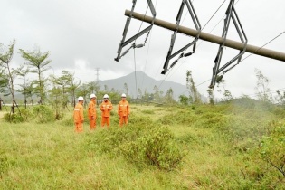 Công ty Điện lực Hà Tĩnh tăng tốc khôi phục lưới điện sau hai cơn bão lớn