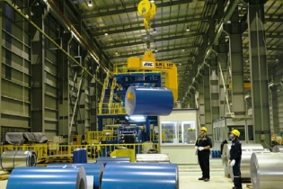 Hòa Phát bàn giao 100.000 m2 tôn lợp khắc phục hậu quả bão lũ cho Đắk Lắk