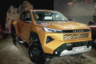 Hilux hoàn toàn mới có ba phiên bản, chốt giá từ 632 triệu đồng