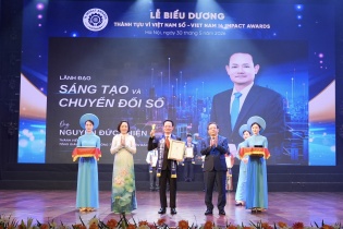 Tổng Giám đốc EVNNPC Nguyễn Đức Thiện nhận Giải thưởng “Lãnh đạo sáng tạo và chuyển đổi số”
