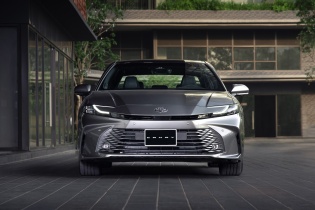 Toyota giảm 140 triệu đồng cho Camry Hybrid bản Premium