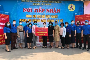 Đoàn Thanh niên sở Kế hoạch và Đầu tư Hải Phòng trao quà hỗ trợ cho khu cách ly tập trung