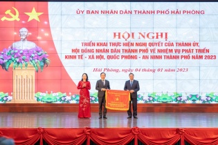 Hải Phòng đón nhận Cờ thi đua của Chính phủ