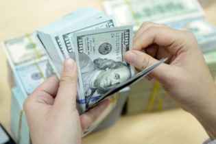 Vàng SJC trở lại mốc 42 triệu đồng, tỷ giá tăng sau cú hích hạ lãi suất 
