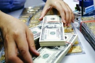 Giá vàng tuột mốc 42 triệu đồng, Vietcombank bất ngờ tăng tỷ giá thêm 10 đồng