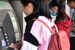 Đến hẹn lại ùn ứ ở cây ATM, Thống đốc yêu cầu thêm kênh chi trả