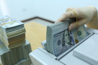 Giá vàng 17/2 chưa hạ nhiệt, tỷ giá trung tâm lập đỉnh mới