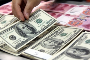 Nhân dân tệ mất giá, vàng trở lại sát ngưỡng tâm lý 1.700 USD/oz