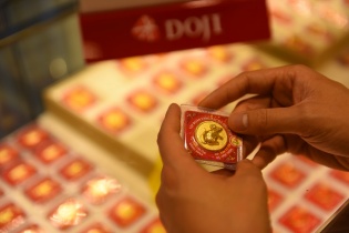 Giá vàng 5/5 neo cao quanh ngưỡng 48,4 triệu đồng/lượng