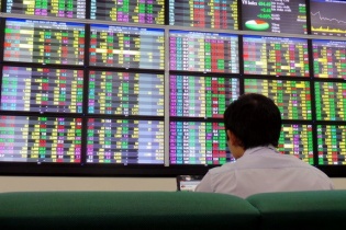 VN-Index gặp thử thách ở mốc 900 điểm