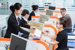 Cổ phiếu bất động sản và bán lẻ kéo VN-Index bứt phá