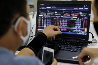 Sắc xanh tiếp tục lan tỏa sàn chứng khoán; nhiều cổ phiếu "nhà Louis" đo sàn 