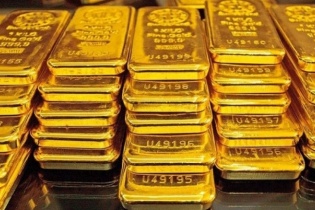 Vàng vượt mốc 1.800 USD/oz, giá vàng trong nước vẫn chênh hơn 10 triệu đồng