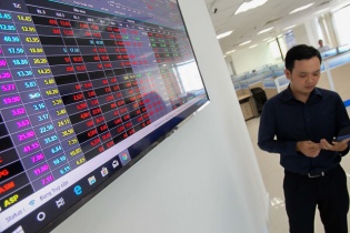 Dòng tiền vẫn dè dặt, cổ phiếu ngân hàng, bất động sản kéo VN-Index quay đầu giảm 