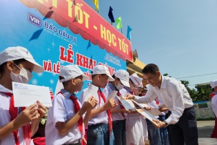 Trao 100 suất học bổng từ Quỹ “Swing for the kids” đến học sinh Tiểu học Đông Phong