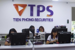 Chứng khoán Tiên Phong tiếp tục bán lỗ trái phiếu, hụt dòng tiền vì các khoản phải thu