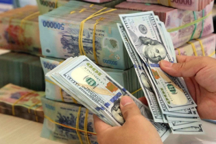 USD ngân hàng chạm trần