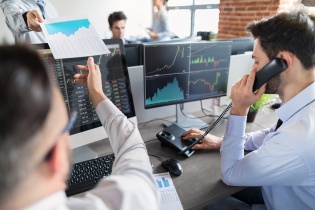 Khối ngoại tiếp tục mua ròng 13.400 tỷ đồng tháng 12, tâm điểm HPG, VHM