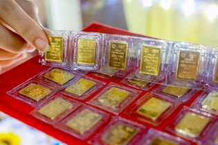 Vàng SJC giảm nhẹ, giới chuyên gia kỳ vọng giá vàng vững mốc 1.900 USD/ounce