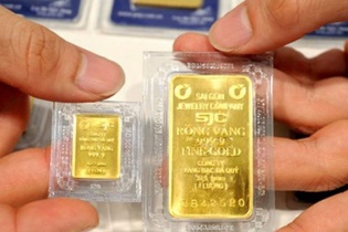 Quay đầu giảm nhẹ, giá vàng rời mốc 2.000 USD/ounce