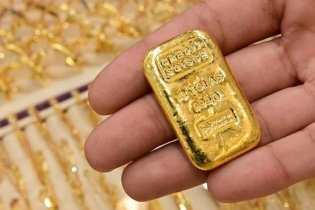 Giá vàng trở lại áp sát mốc 2.000 USD/ounce