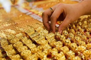 Giá vàng lấy lại mốc quan trọng 2.000 USD/ounce trước thềm công bố chỉ số lạm phát