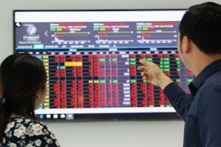 Sắc đỏ bao trùm, gần 106 triệu cổ phiếu VND “sang tay”
