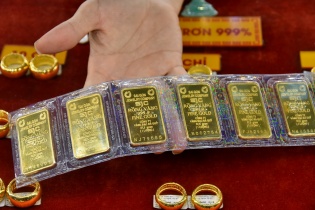 Giá vàng miếng SJC gần chạm mức 67,3 triệu đồng/lượng, ngược đà giảm của thế giới