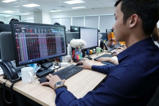 Khối tự doanh có tháng mua ròng mạnh nhất từ đầu năm, gom mạnh cổ phiếu VPBank