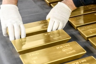 Vàng thế giới tuột mốc 1.900 USD, giảm xuống mức thấp nhất kể từ tháng 3