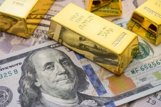 Vàng hồi phục nhẹ sau 6 phiên giảm điểm liên tục, đồng USD vượt mốc 107 điểm 