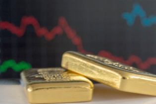 Giá vàng thế giới "bốc hơi" 1% do nhu cầu suy giảm