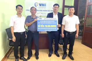 VNI Bắc Ninh trao 750 triệu đồng bồi thường bảo hiểm ô tô do cháy xe