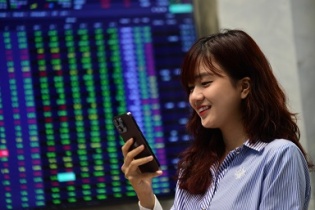 Cổ phiếu ngân hàng tiếp tục làm trụ đỡ, VN-Index giữ vững sắc xanh