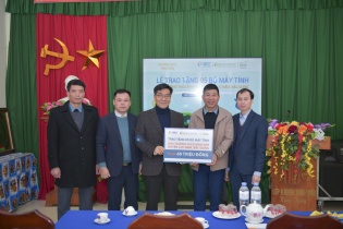 VNI trao 48 suất học bổng và 5 bộ máy tính tới 2 trường trung học