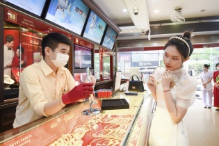 Vàng nhẫn tiệm cận mốc 68 triệu đồng/lượng, chờ đợi phát biểu của Chủ tịch Fed