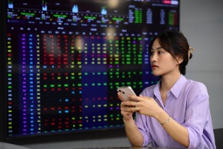 Sắc xanh phủ rộng, cổ phiếu ngân hàng, chứng khoán, bán lẻ dẫn dắt