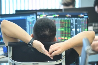 VN-Index giảm hơn 6 điểm trong ngày chốt NAV quý I