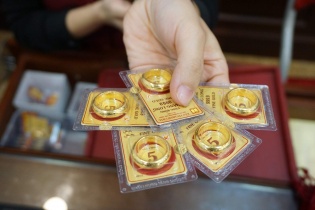 Loạt cửa hàng tăng giá thu mua vàng miếng, tỷ giá Vietcombank lập đỉnh mới 