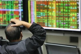 Khối ngoại bán ròng gần 1.900 tỷ đồng, VN-Index chưa thể chạm mốc 1.300 điểm