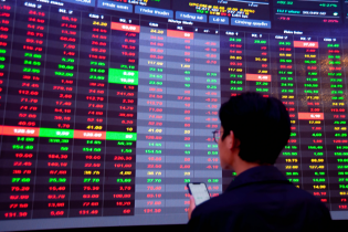 Cổ phiếu Vietcombank dẫn dắt, nhóm bất động sản đua bứt phá, VN-Index lên gần 11 điểm