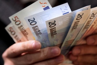 Đồng euro chạm đỉnh 4 tháng, kỳ vọng vào chính sách tài khóa mở rộng của châu Âu