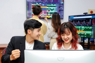VN-Index thành công vượt mốc 1.300 điểm, số lượng tài khoản mở mới cao nhất 4 tháng