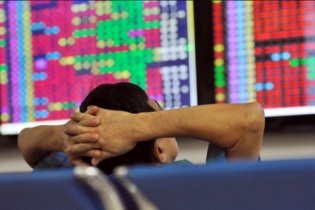 Sắc đỏ áp đảo, VN-Index giảm gần 14 điểm