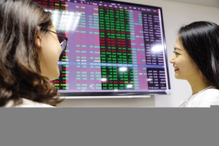 Khối ngoại mua ròng phiên thứ 4, VN-Index tiến gần mốc 1.350 điểm 