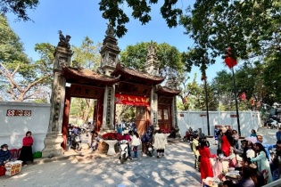 [Ảnh] Người dân tấp nập đi lễ Thăng Long tứ trấn dịp đầu xuân Ất Tỵ 2025