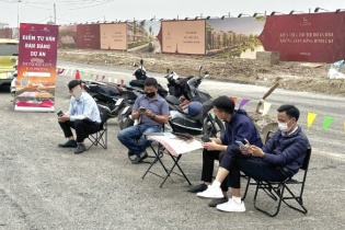 Cả trăm môi giới bất động sản xuống đường “săn khách” tại huyện Đan Phượng 