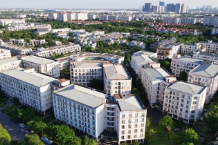 Nhà ở xã hội là lối thoát cho doanh nghiệp địa ốc; Thị trường bất động sản “nóng” lên từng ngày