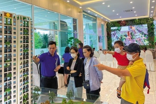 Giao dịch bất động sản tăng trên “miệng” môi giới; "Phù phép" bảng lương để mua nhà ở xã hội