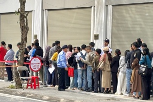 Người dân thức trắng đêm để nộp hồ sơ nhà ở xã hội; TP.HCM tiếp tục gỡ vướng cho 29 dự án bất động sản